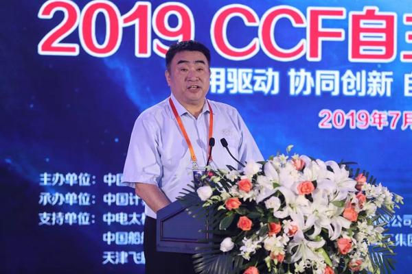 专委主任刘爱民主持会议
